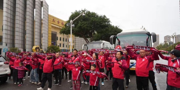 华体会在线登录-这氛围绝了！千名三台球迷刷屏川超，连啦啦队都是“麦冬味”