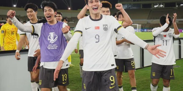 华体会在线登录-跪地道歉！越南队头号球星被打服，53岁安东尼奥找到日本队漏洞