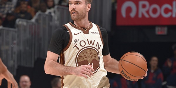 西部排名又乱了：独行侠创NBA奇迹，湖人收大礼，5队排名互换