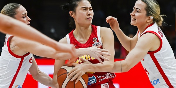 华体会体育登录入口-光漂亮有什么用？女篮颜值姐妹花合计10中2，球迷：辜负宫鲁鸣