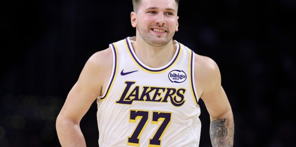 西部排名又乱了：独行侠创NBA奇迹，湖人收大礼，5队排名互换