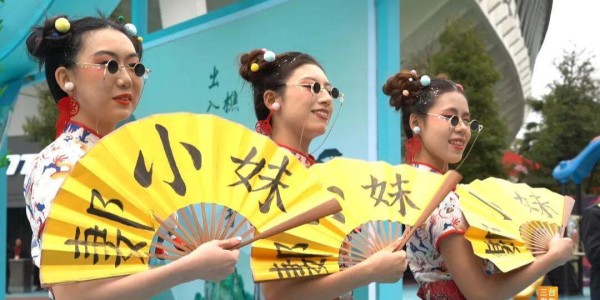 华体会在线登录-这氛围绝了！千名三台球迷刷屏川超，连啦啦队都是“麦冬味”